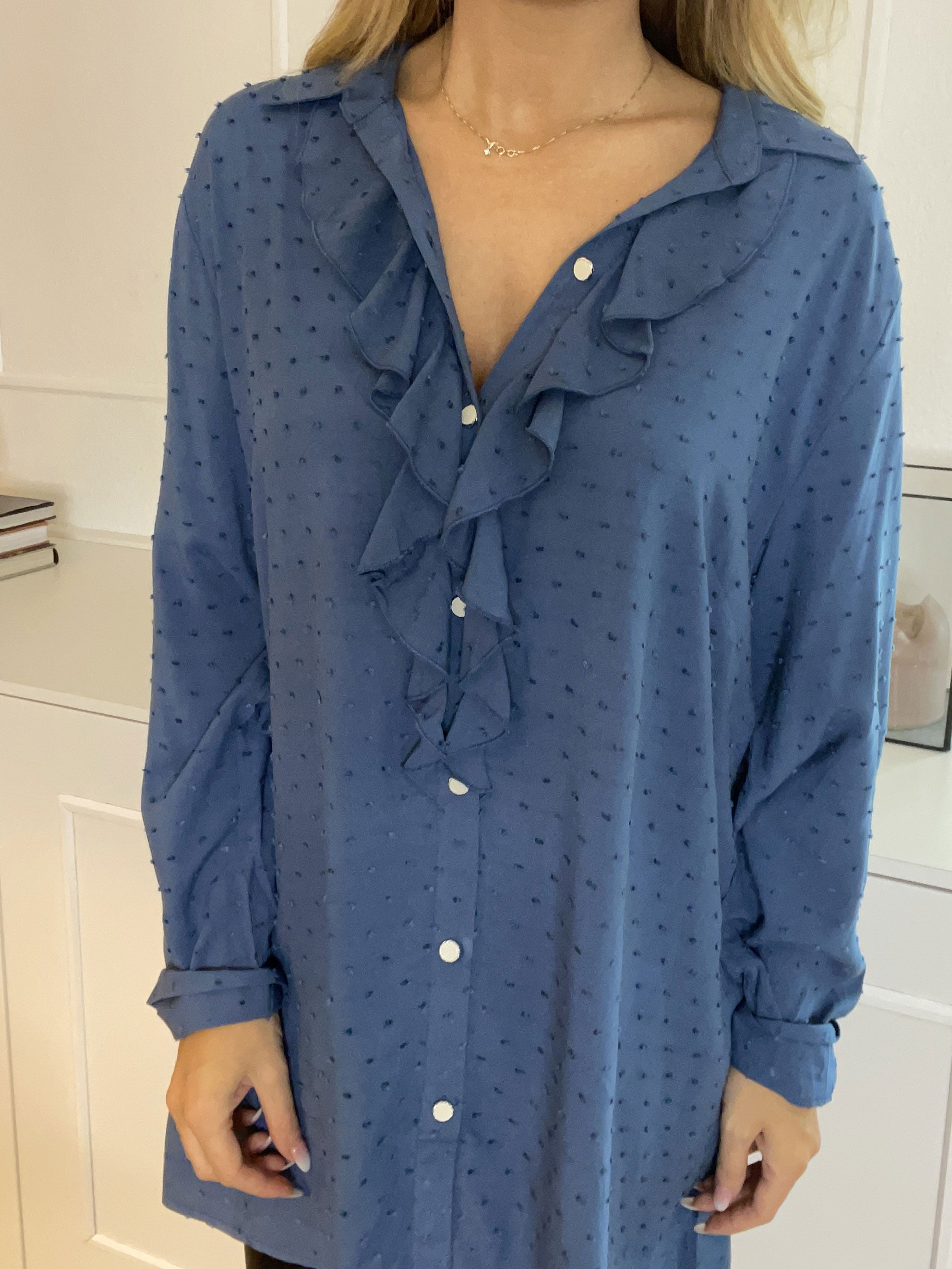 Zandra - Smuk skjorte med flæse og prikket detaljer